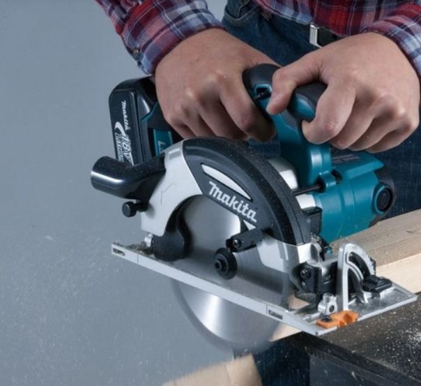 Makita DHS630Z tijekom preciznog rezanja drvenih ploča